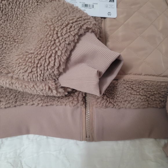 ALO Yoga Sherpa Edge Bomber Jacket NWT In Chai Latte - Picture 6 of 8